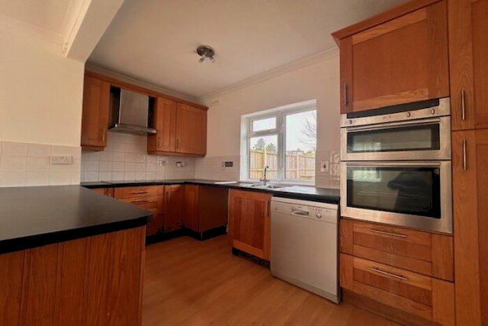 3 Bedroom Property To Rent In Worcester Road, Guildford, GU2
