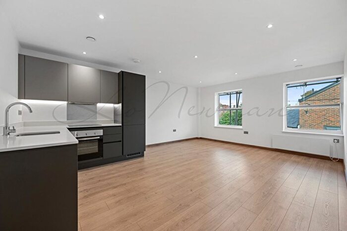 2 Bedroom Flat To Rent In Harvest Lane, Thames Ditton, KT7