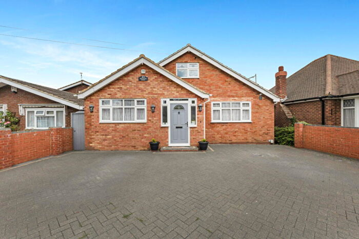 3 Bedroom Detached Bungalow For Sale In Wellgate Road, Luton, LU4