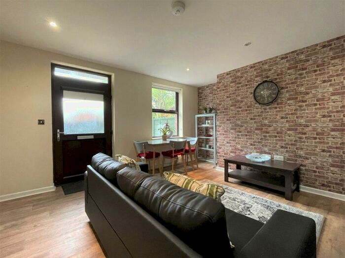 2 Bedroom Flat To Rent In Otley Road, Far Headingley, Leeds, LS16