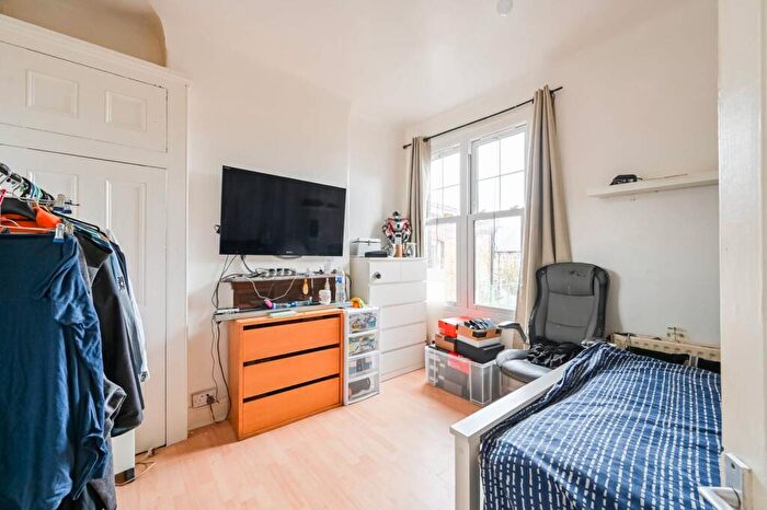 2 Bedroom Maisonette For Sale In Gladstone Avenue, Wood Green, London, N22