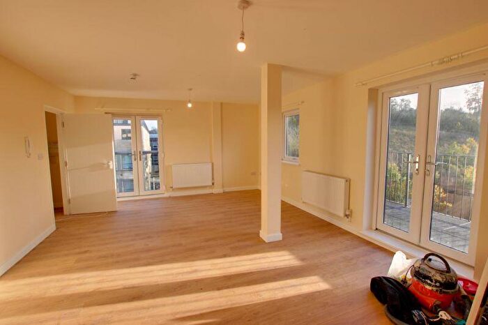 3 Bedroom Flat To Rent In Lower Bristol Road, Bath, BA2