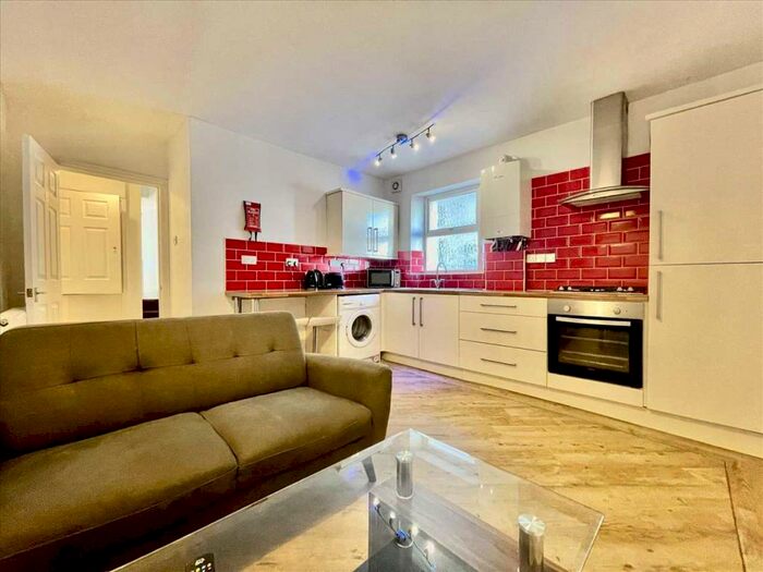 2 Bedroom Apartment To Rent In Evelyn Place, Plymouth, PL4