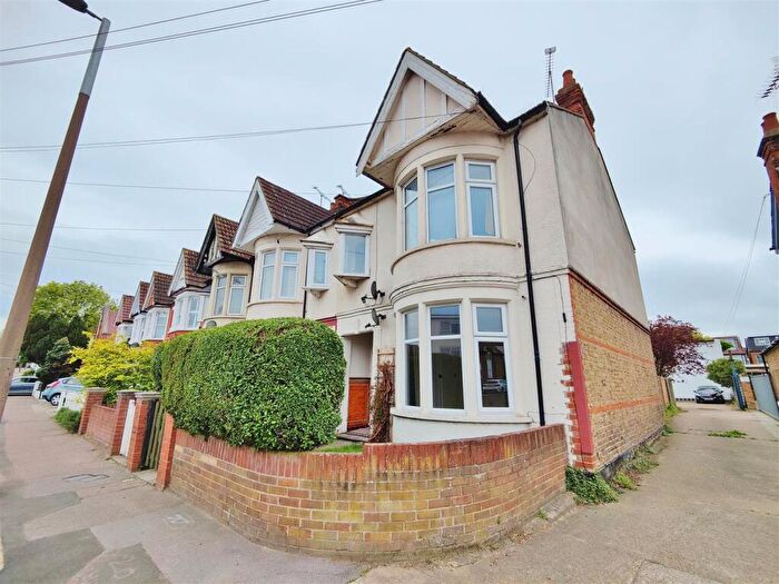 1 Bedroom Flat To Rent In Elm Road, Leigh On Sea, Essex, SS9