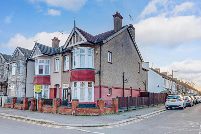 4 Bedroom Semi Detached House For Sale In Southbourne Grove, Westcliff-on-sea, SS0