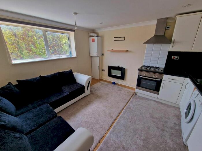1 Bedroom Flat To Rent In Cardiff Road, Luton, Bedfordshire, LU1