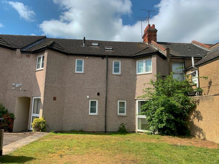 1 Bedroom Flat To Rent In Queens Avenue, Watford, WD18