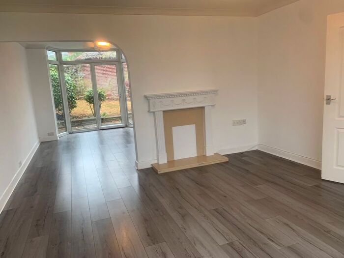 3 Bedroom Semi-Detached House To Rent In Renishaw Avenue, Rotherham, S60