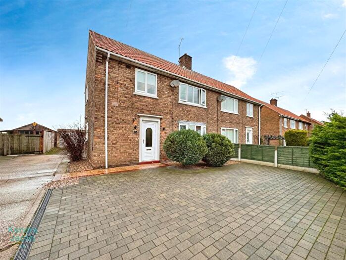 3 Bedroom Semi Detached House For Sale In Hawthorn Way, Carlton-In-Lindrick, S81