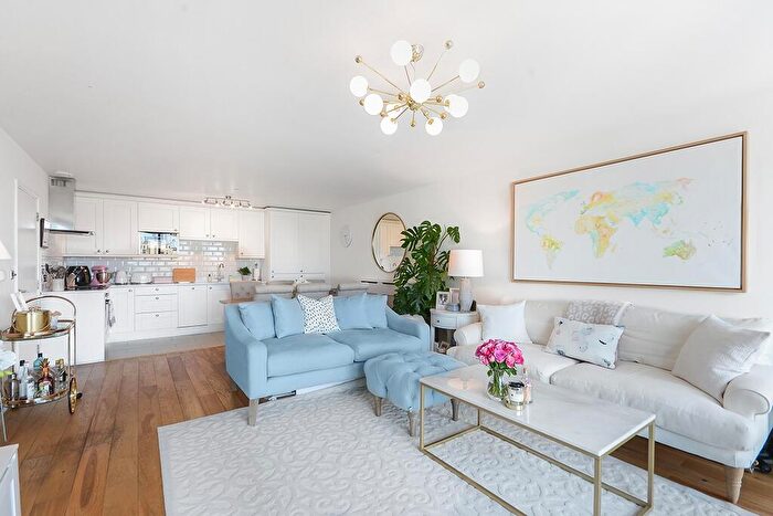 3 Bedroom Apartment To Rent In Dancers Way Greenwich, SE8