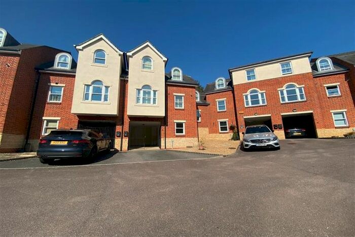 4 Bedroom Town House To Rent In Sandmartin Close, Buckingham, MK18