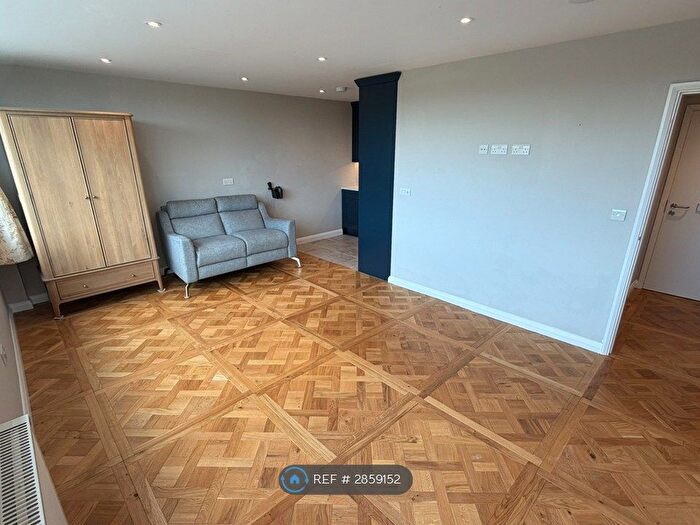 Studio To Rent In Kersfield House, London, SW15