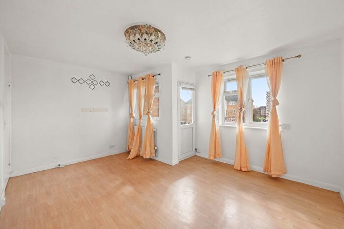 2 Bedroom Flat For Sale In Radcliffe Way, Northolt, UB5