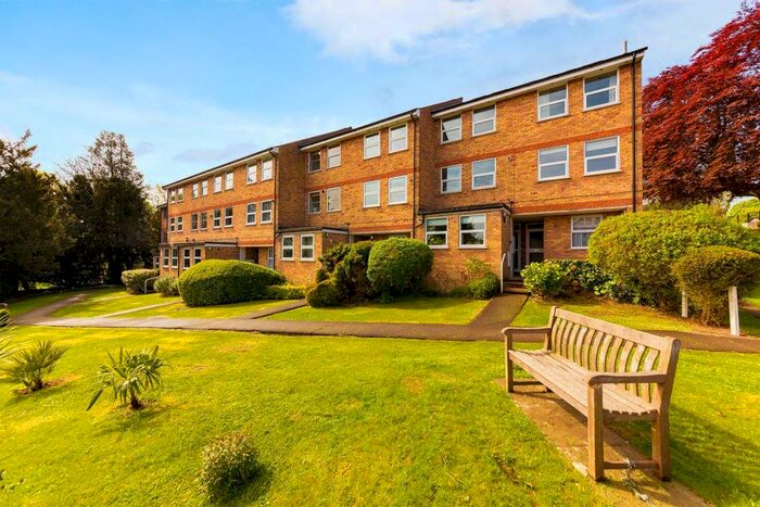 2 Bedroom Flat To Rent In Lincoln Court, Berkhamsted, HP4