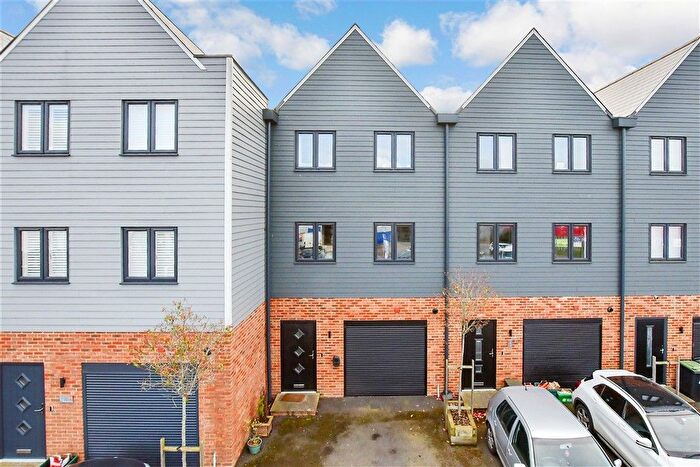 3 Bedroom Town House For Sale In Riverside Place, Aylesford, Kent, ME20