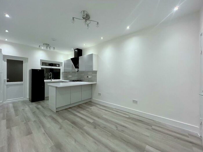 1 Bedroom Ground Flat To Rent In Hermon Hill, London, E18