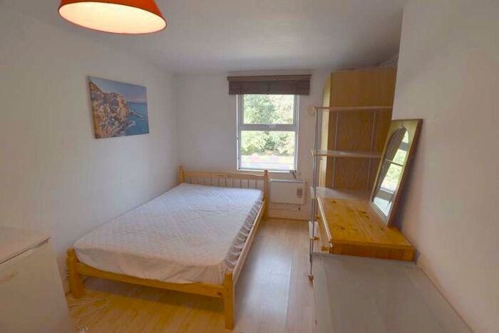 Flat To Rent In Dollis Road, Finchley, London, N3