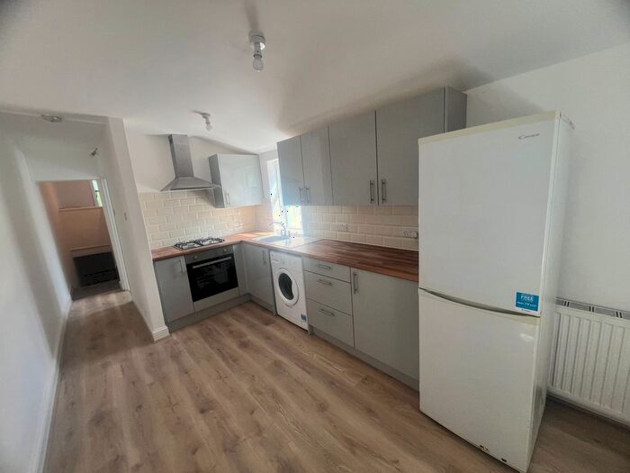 2 Bedroom Flat To Rent In Chigwell Road, London, E18