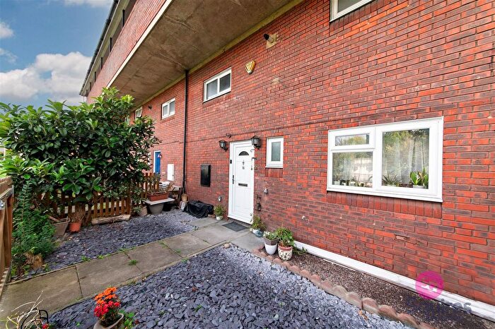 3 Bedroom Flat For Sale In Font Hills, East Finchley, London, N2