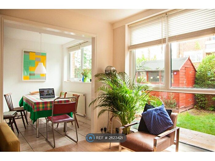3 Bedroom Maisonette To Rent In Stratton Court, London, N1