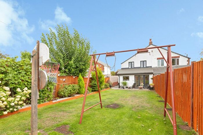 3 Bedroom Semi-Detached House For Sale In St. Thomas Road, Wigston, LE18