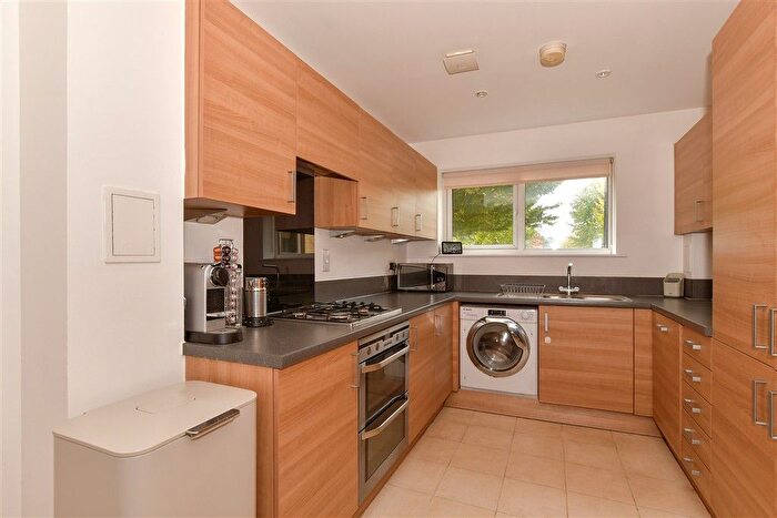 4 Bedroom End Of Terrace House For Sale In Springhead Parkway, Gravesend, Kent, DA11