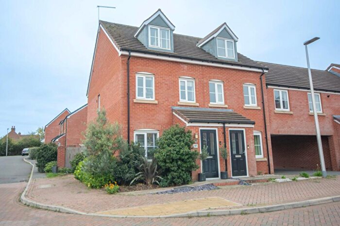 3 Bedroom Semi-Detached House For Sale In Snellsdale Road, Coton Park, Rugby, CV23