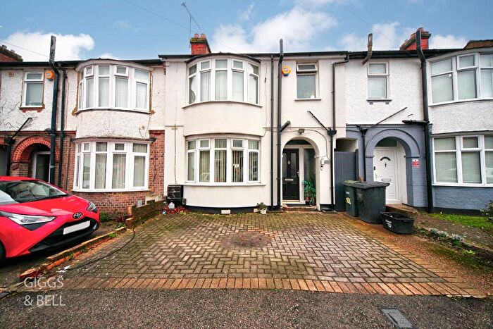 3 Bedroom Terraced House For Sale In Gardenia Avenue, Luton, LU3