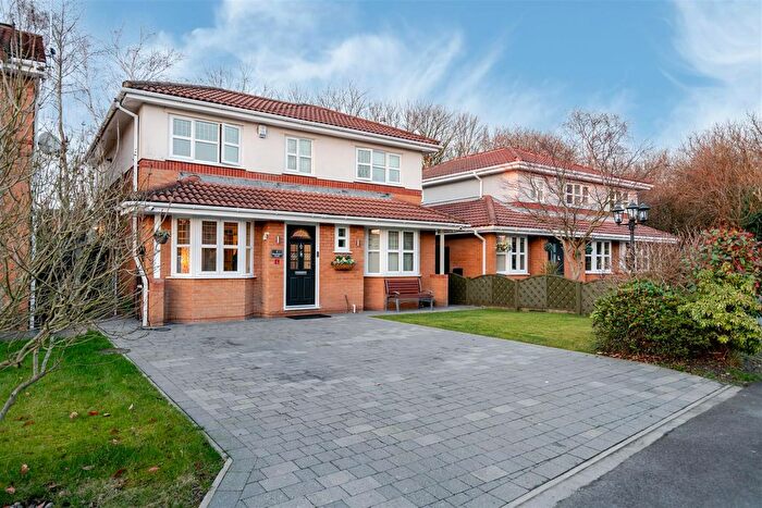 4 Bedroom Detached House For Sale In Woodshaw Grove, Worsley, Manchester, M28