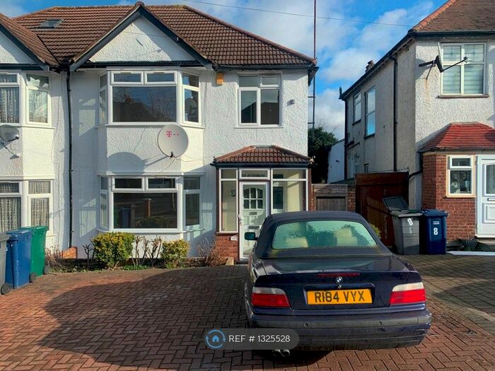 3 Bedroom Semi-Detached House To Rent In Ryhope Road, London N11