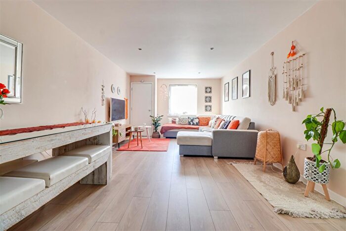 1 Bedroom Flat For Sale In Castle Lane, Benfleet, SS7