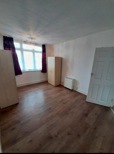 2 Bedroom Flat To Rent In Angel Close, Edmonton, N18