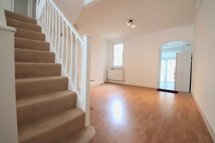 2 Bedroom End Of Terrace House To Rent In Oval Road, Croydon, CR0