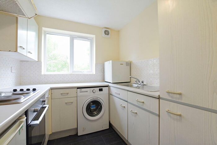 1 Bedroom Flat To Rent In Fenman Gardens, Ilford, IG3