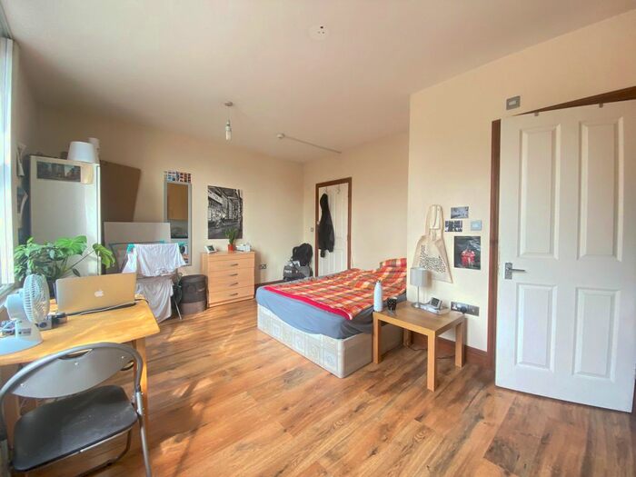 Studio To Rent In Uxbridge Road, London W12