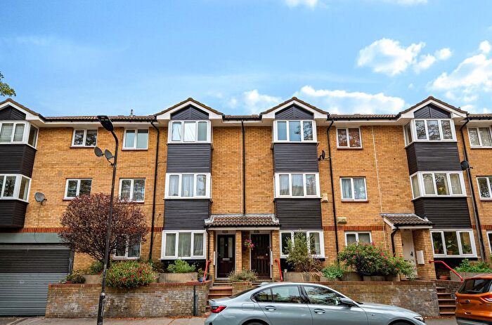 2 Bedroom Flat For Sale In Derwent Road, London, SE20