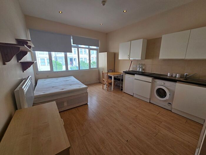 Studio To Rent In West Hendon Broadway, London, NW9