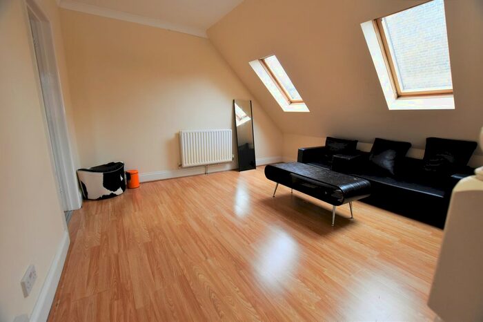 1 Bedroom Flat To Rent In High Street Colliers Wood, Colliers Wood, SW19