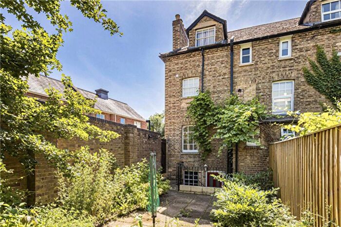 2 Bedroom Apartment To Rent In Walton Crescent, Oxford, Oxfordshire, OX1
