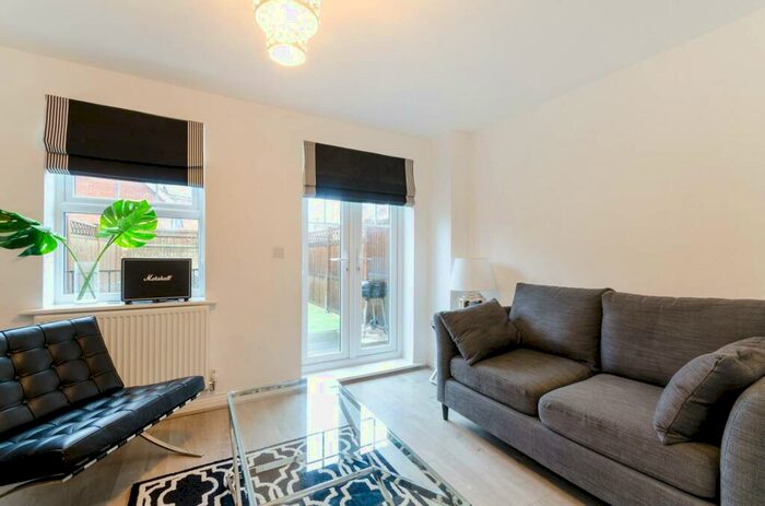 4 Bedroom House To Rent In Renwick Drive, Bromley, BR2
