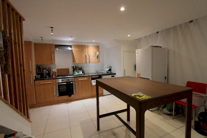 3 Bedroom Town House To Rent In Elias Place, Oval, SW8