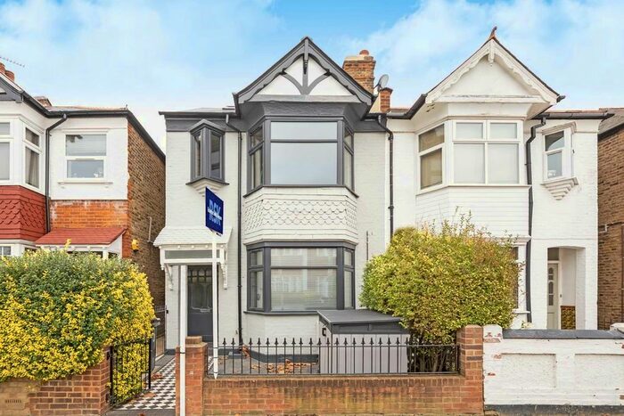 3 Bedroom Flat To Rent In Sydney Road, London, W13