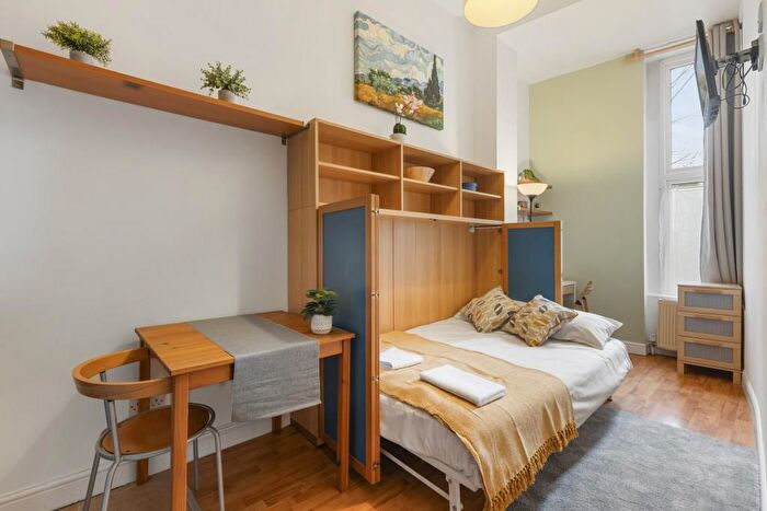 Studio To Rent In West Cromwell Road, Earls Court, London, SW5