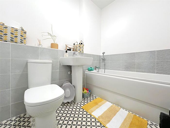 2 Bedroom Apartment For Sale In Trussell Road, Warfield, Bracknell, RG42