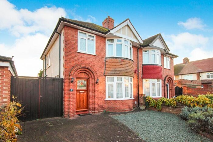 3 Bedroom Semi-Detached House To Rent In Gloucester Road, Bedford, MK42