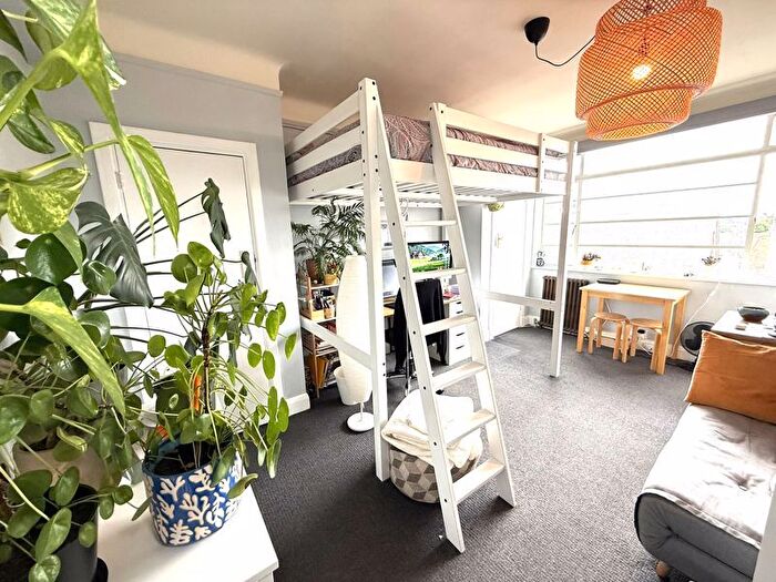 Studio To Rent In Balham High Road, London, SW17