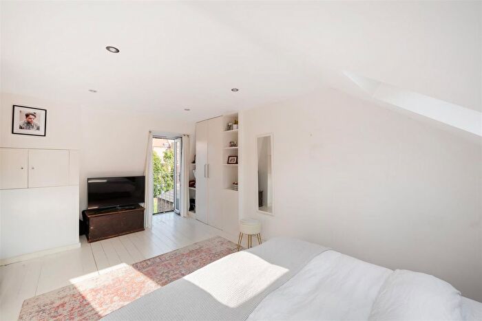 2 Bedroom Flat For Sale In Fulham Palace Road, London, SW6