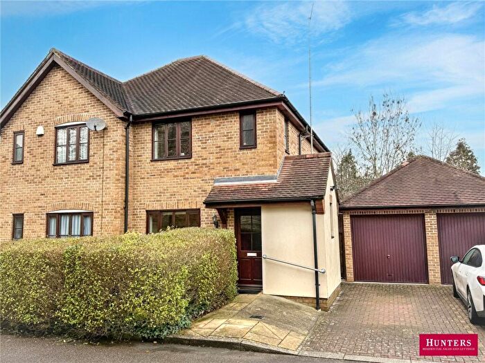 2 Bedroom Semi Detached House For Sale In Pearson Close, Barnet, EN5