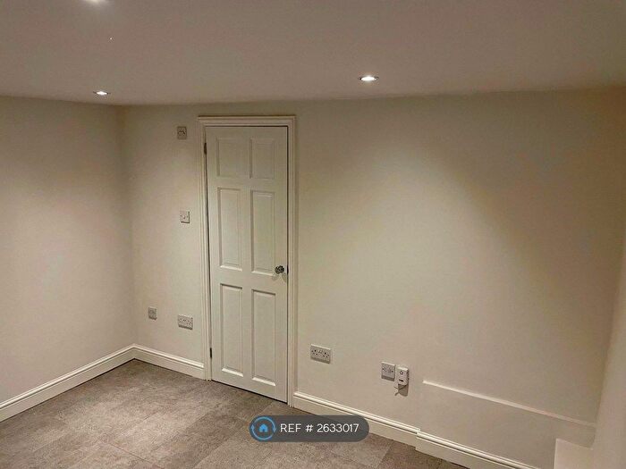 1 Bedroom Flat To Rent In Waller Road, London, SE14