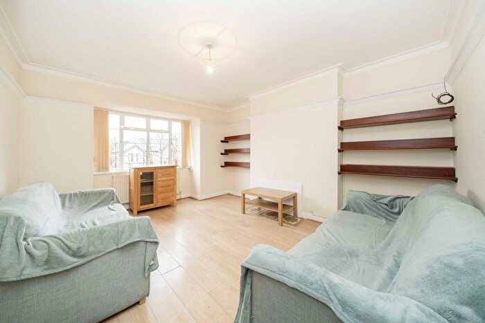 2 Bedroom Flat To Rent In Colney Hatch Lane, London, N10